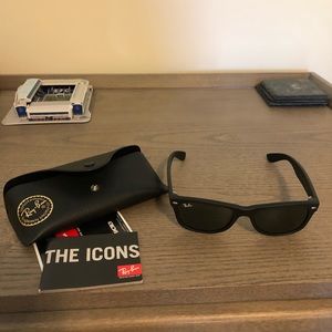 Ray-ban Wayfarer Black Rubber Sunglasses RB2132